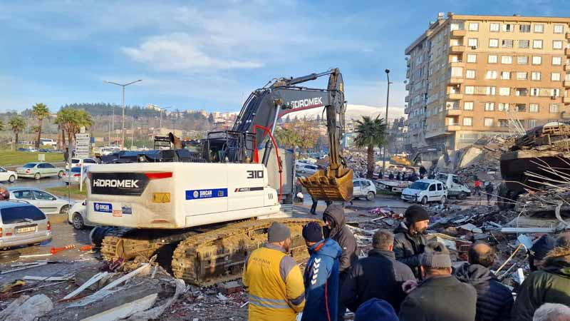 Sincan Belediyesi Ekipleri Deprem Bölgesinde Canla Başla Çalışıyor