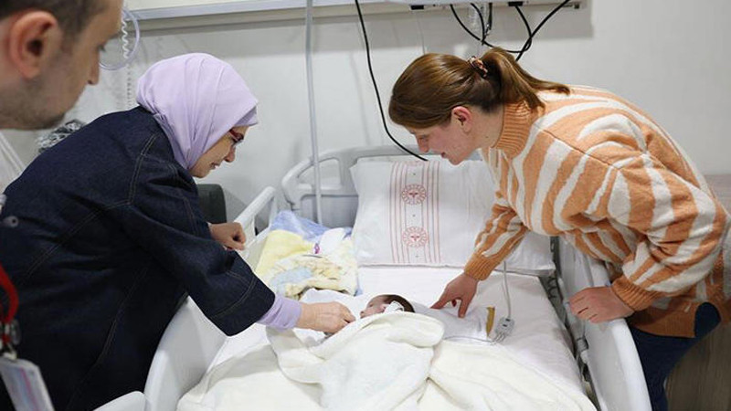 Emine Erdoğan'dan Depremzede Bebeklere Ziyaret