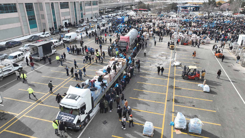 Ankara Büyükşehir'den Deprem Bölgesine 500 Adet Yardım TIR'ı