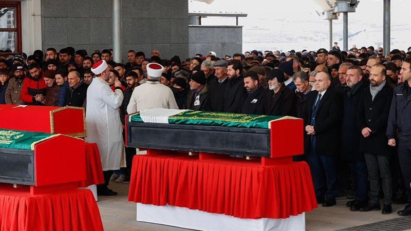 Deprem’de Hayatını Kaybedenler Sincan’da Toprağa Verildi