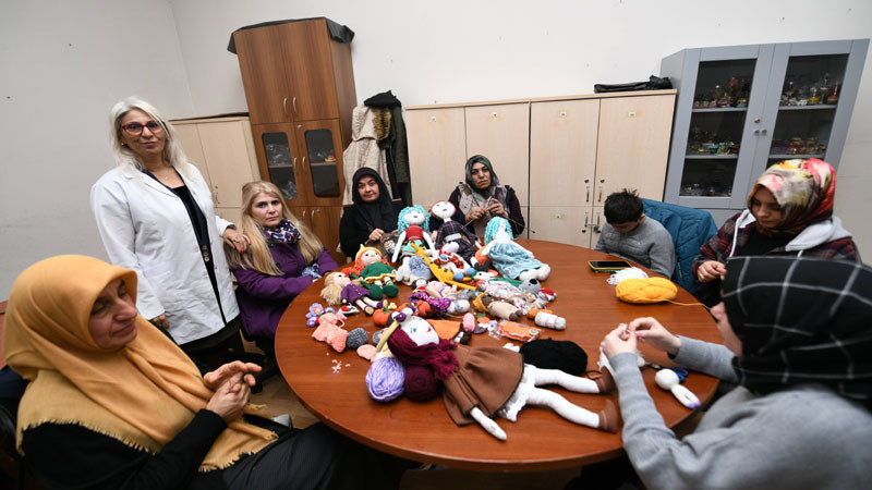 Pursaklar'da Örgüler Depremzede Çocuklar İçin Örülüyor