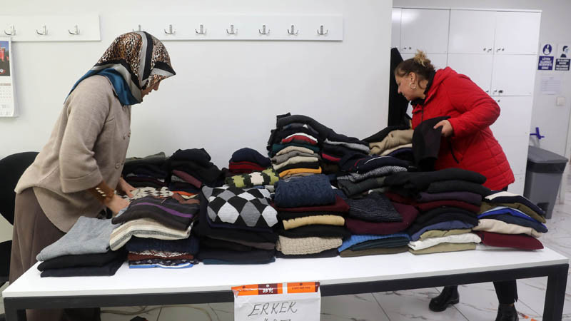 Yenimahalle'de Depremzedelere Kıyafet Desteği Veriliyor