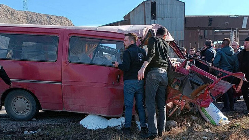 Nallıhan'da İki Minübüs Çarpıştı 1 Kişi Hayatını Kaybetti