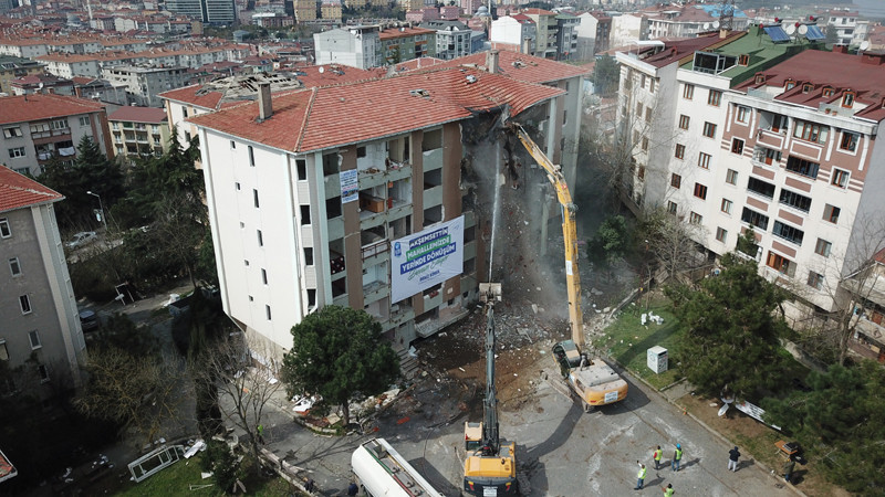 Dev Sitedeki 7 Blok Belediye Ekiplerince Yıkıldı