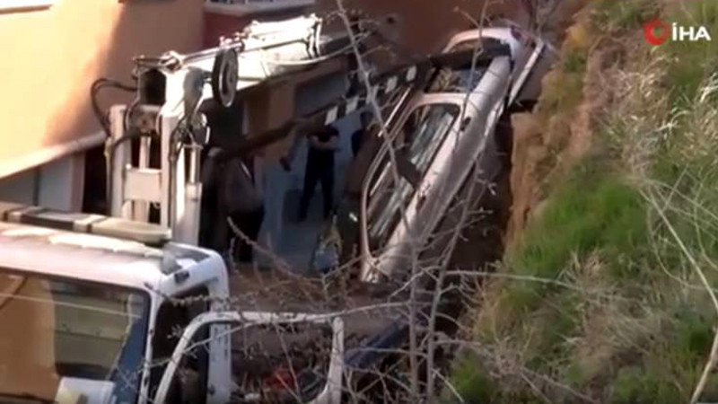 Keçiören'de Otomobil Bina Boşluğuna Düştü: 5 Yaralı