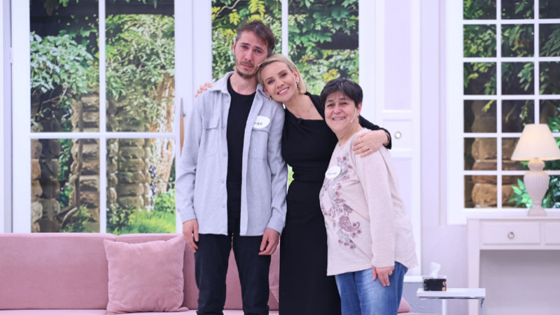 Günlerdir Kayıp Olan Oğluna Esra Erol'da Kavuştu