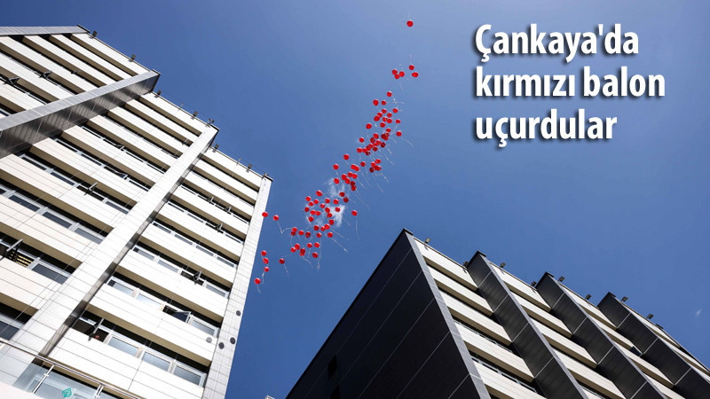 Otizm Farkındalık Günü İçin Kırmızı Balon Uçurdular