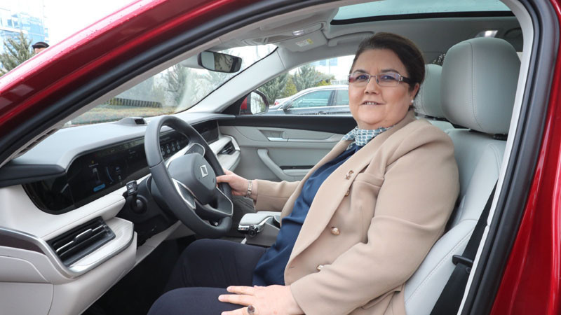 Bakan Derya Yanık Yeni Makam Aracı TOGG ile Trafiğe Çıktı