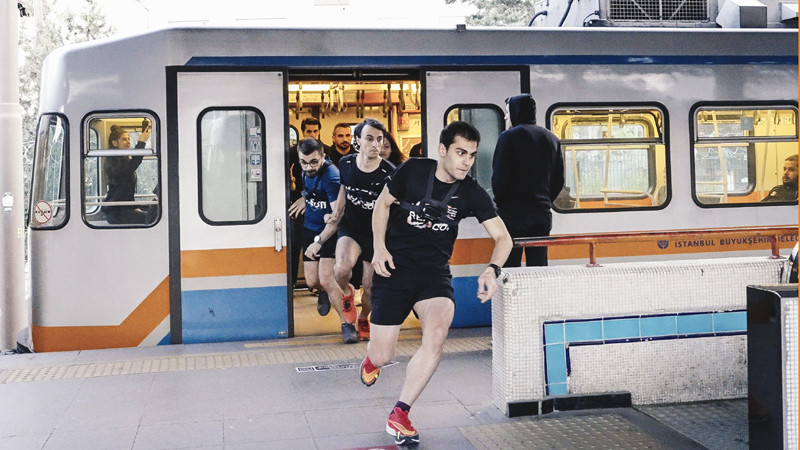 İstanbul Metrosunda Nefesleri Kesen Yarış