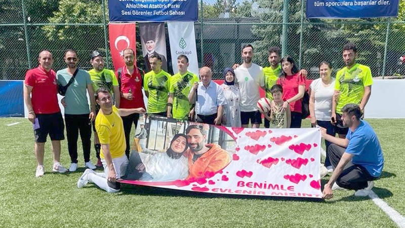 Yeşil Sahada Evlenme Teklifi Yaptı