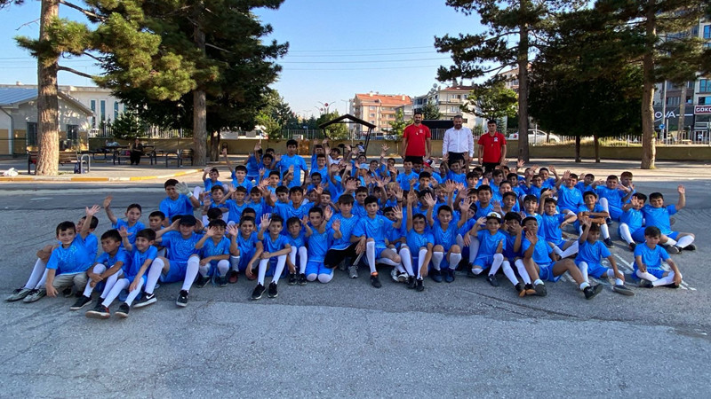 Pursaklar Belediyesi'nden Çocuklara Spor Malzemesi