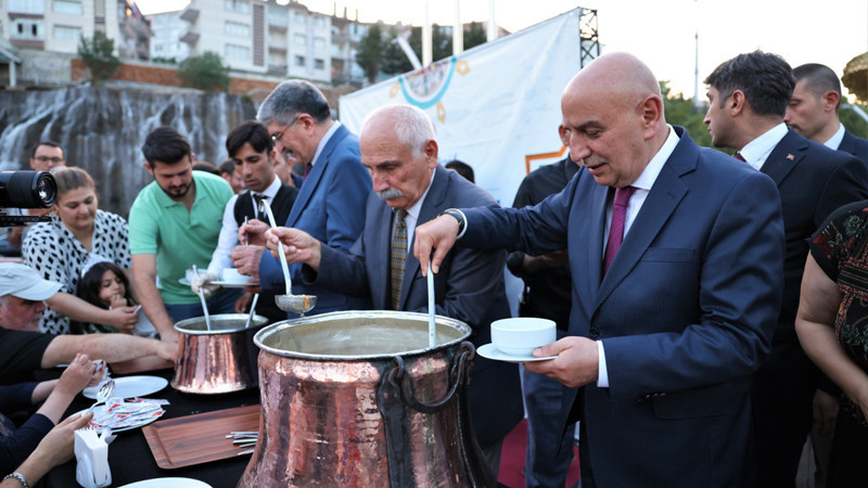 Keçiören Belediyesi Kalaba Meydanı'nda Aşure Dağıttı