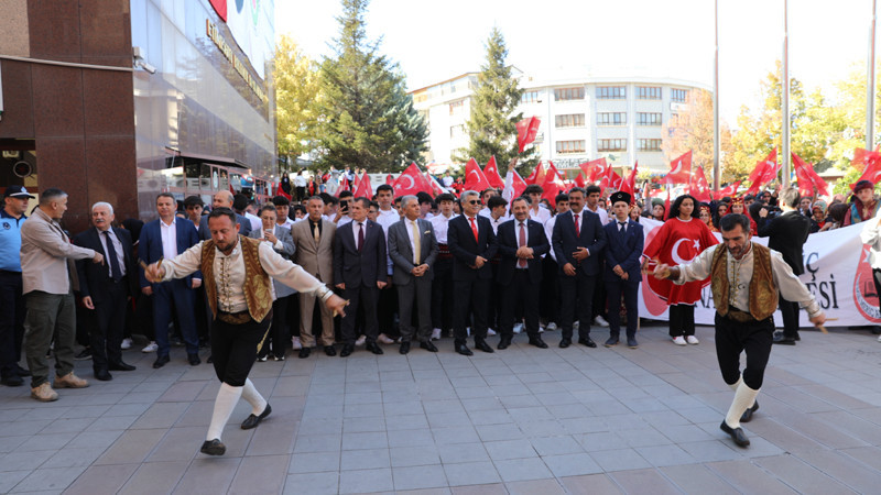 Etimesgut'ta Öğrenciler 100. Yılı Kutladılar