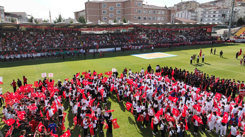 Etimesgut'ta Cumhuriyet Coşkusu Stadyuma Sığmadı