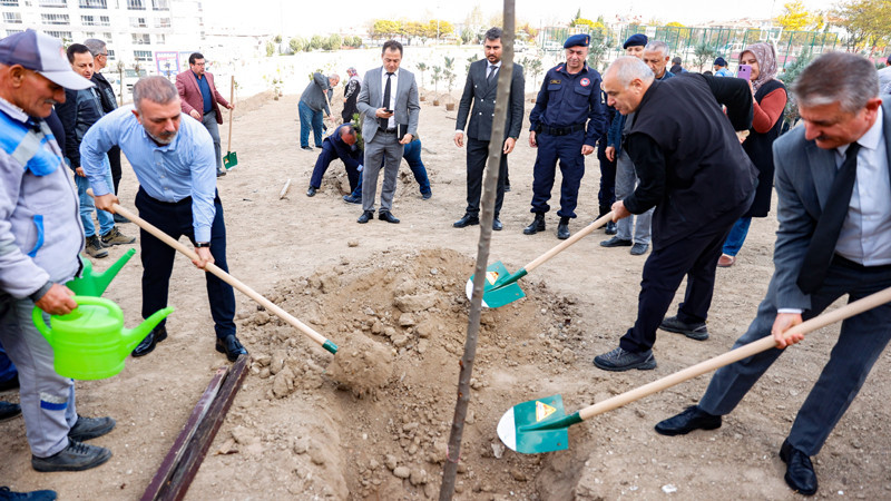 Sincan'da Fidanlar Toprakla Buluştu