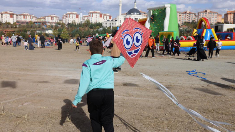 Gölbaşı'nda Uçurtma Festivali Düzenlendi