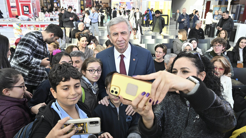 Mansur Yavaş Ankara Kitap Fuarı'na Katıldı