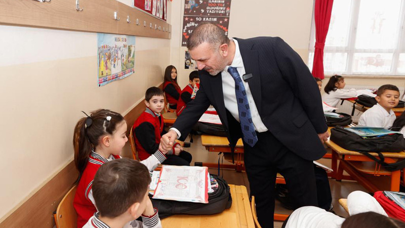 Bakan Tekin ve Başkan Ercan Sincan'da Karne Dağıttı