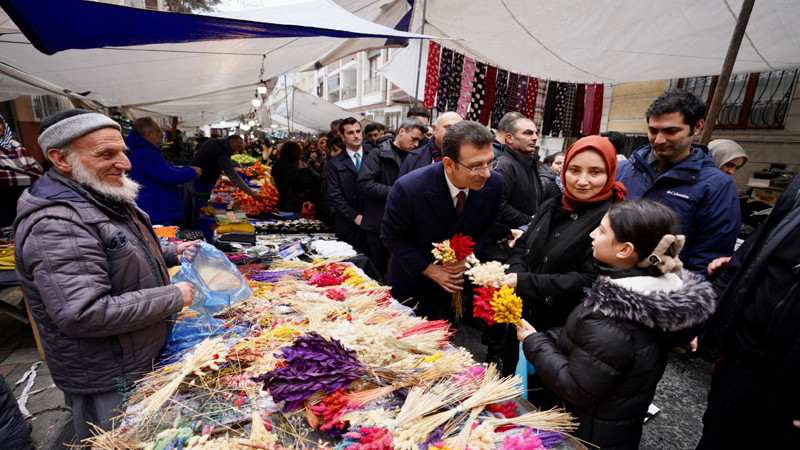 Esenler Semt Pazarında İmamoğlu'na Yoğun İlgi