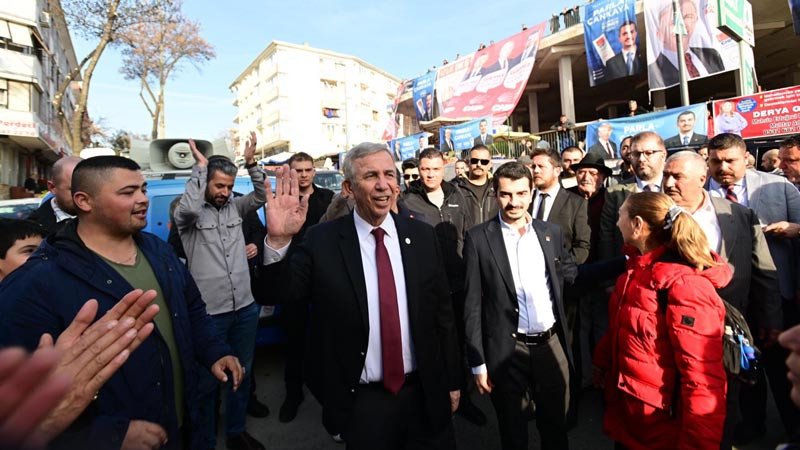 Mansur Yavaş Esat Pazaryerini Ziyaret Etti