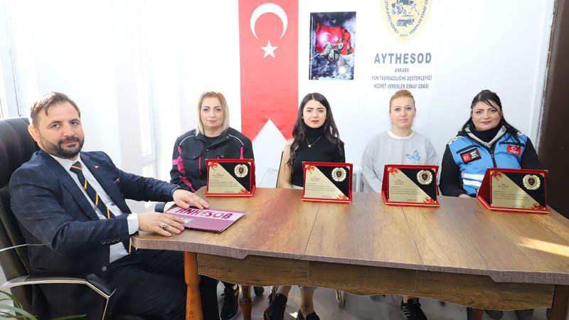 Ankara'da Kadın Kuryelere Sürpriz Kutlama