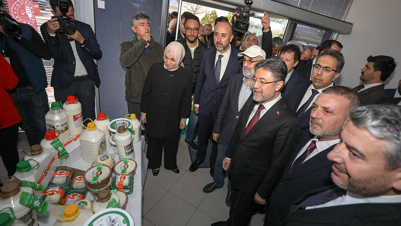 Tarım Bakanı Yumaklı, Sincan'da Besicileri Ziyaret Etti