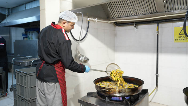 Sincan Belediyesi'nden 1.150 Kişiye Yemek Yardımı