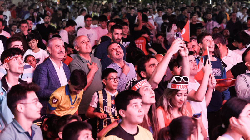 Sincan Park'ta Milli Maç Heyecanı Dev Ekranda İzlendi
