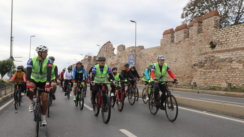 Bisikletliler Tarihi Yarımada'da Pedal Çevirdiler