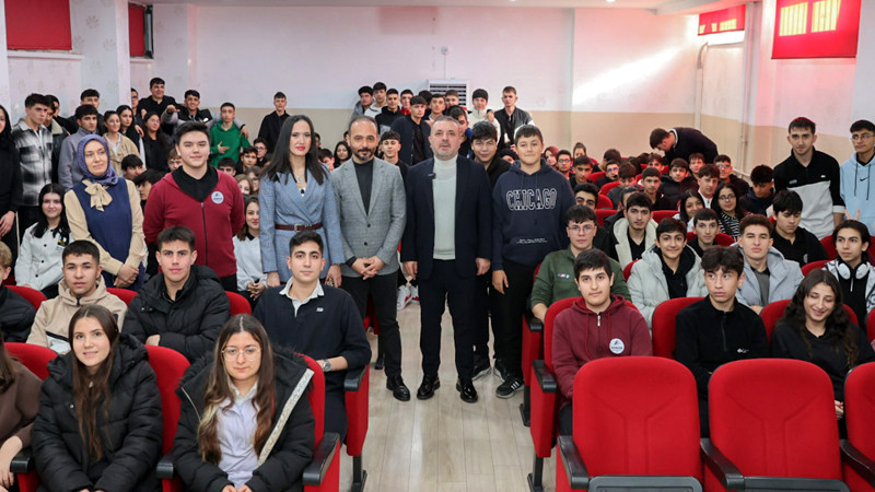 Murat Ercan'ı Öğrenciler Coşkuyla Karşılıyor