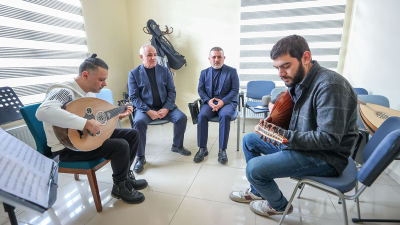 Murat Ercan ve Kaymakama Öğrencilerden Mini Konser