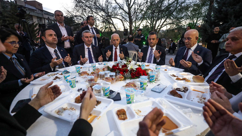 Özgür Özel Yenimahallelilerle Birlikte Oruç Açtı