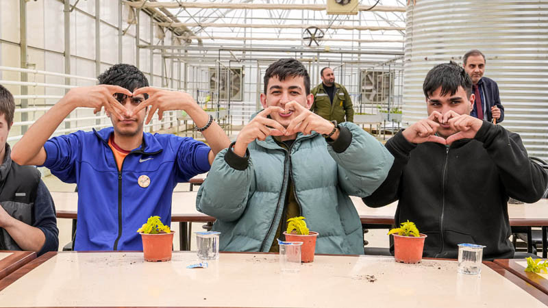 Ovacık'ta Bulunan Seranın Özel Konukları Çiçek Dikti