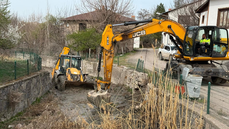 ASKİ Başkent'eki Dereleri Temizliyor