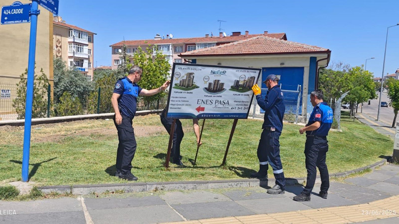 Sincan'da İzinsiz ve Kaçak Tabelalar Tek Tek Kaldırılıyor