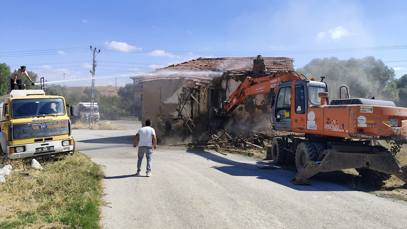 Pursaklar Metruk Yapılardan Temizleniyor