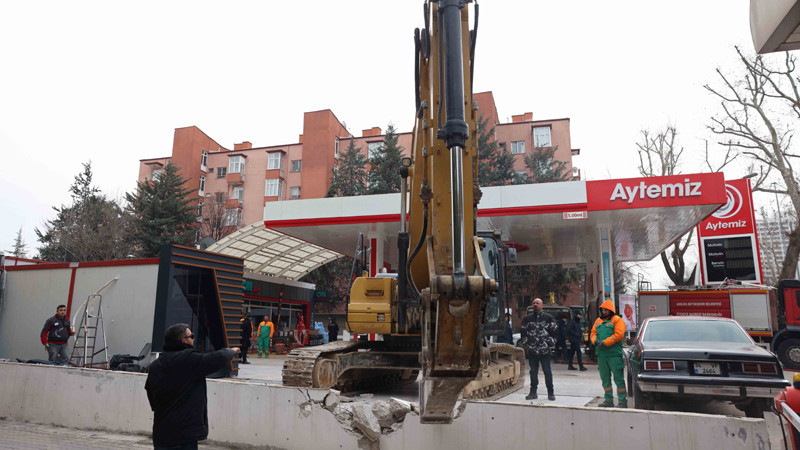 Çankaya'da İmar Planına Aykırı Yapılar Yıkılıyor